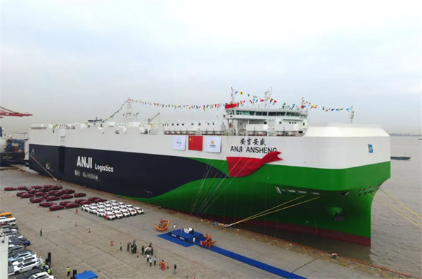 再刷纪录!9500车位全球最大汽车运输船上海首航赴欧