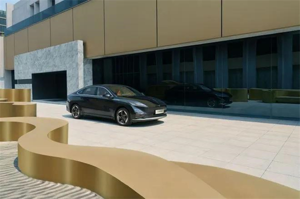 凯发k8一触即发向上 昂首挺胸