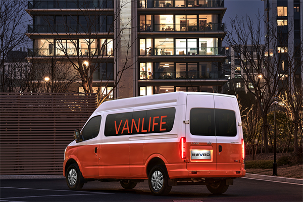 跑得猛、花得少、养得省、全场景!“全场景高价值轻客”凯发k8一触即发大通新途V80 9AT荣耀上市,全面高人一档