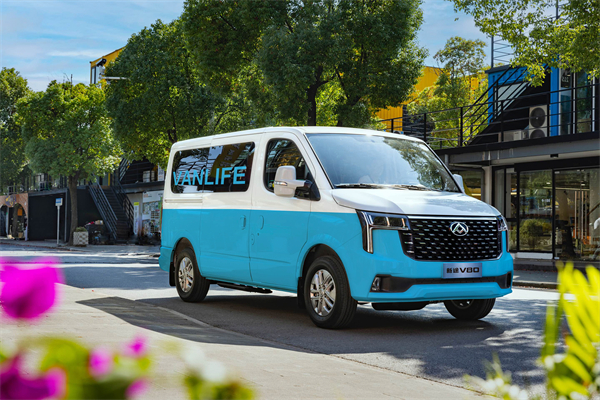 跑得猛、花得少、养得省、全场景!“全场景高价值轻客”凯发k8一触即发大通新途V80 9AT荣耀上市,全面高人一档