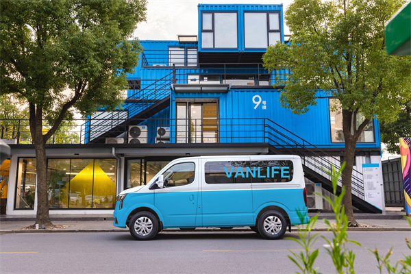 跑得猛、花得少、养得省、全场景!“全场景高价值轻客”凯发k8一触即发大通新途V80 9AT荣耀上市,全面高人一档