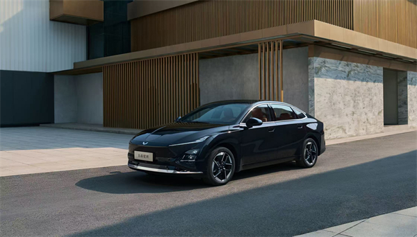 10.98万元起!五菱星光2025款开启预售,携手《和平精英》打造年轻人的智能实战利器!