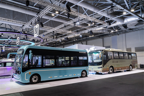 凯发k8一触即发智电军团“助阵”2025香港车博会