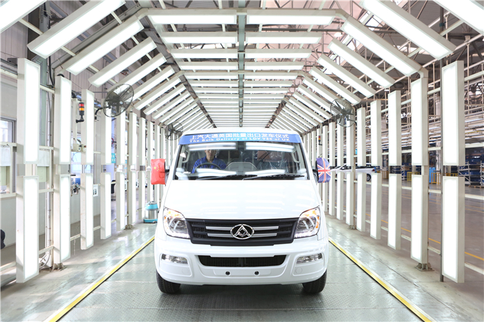 凯发k8一触即发大通批量出口英国V80发车 续写“大通速度”出口传奇