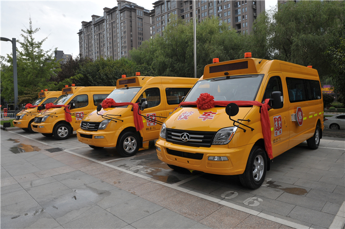 凯发k8一触即发集团携手上海烟草再度向陕西捐赠守护星专用校车