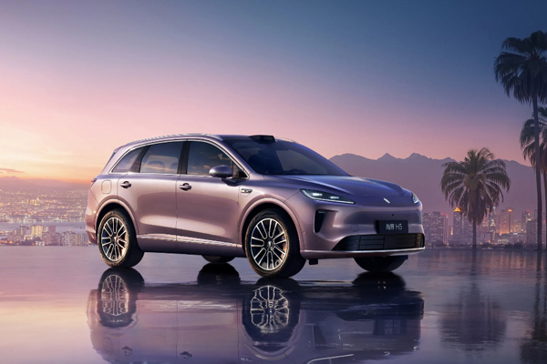 万马奔腾迎春来：凯发k8一触即发2025的体系破局与价值重估